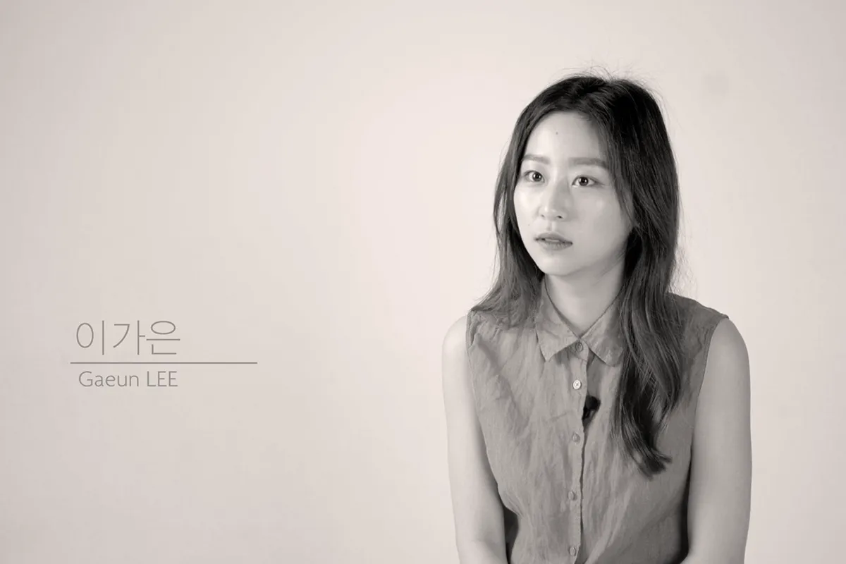 인터뷰 중 질문하고 듣는 장면