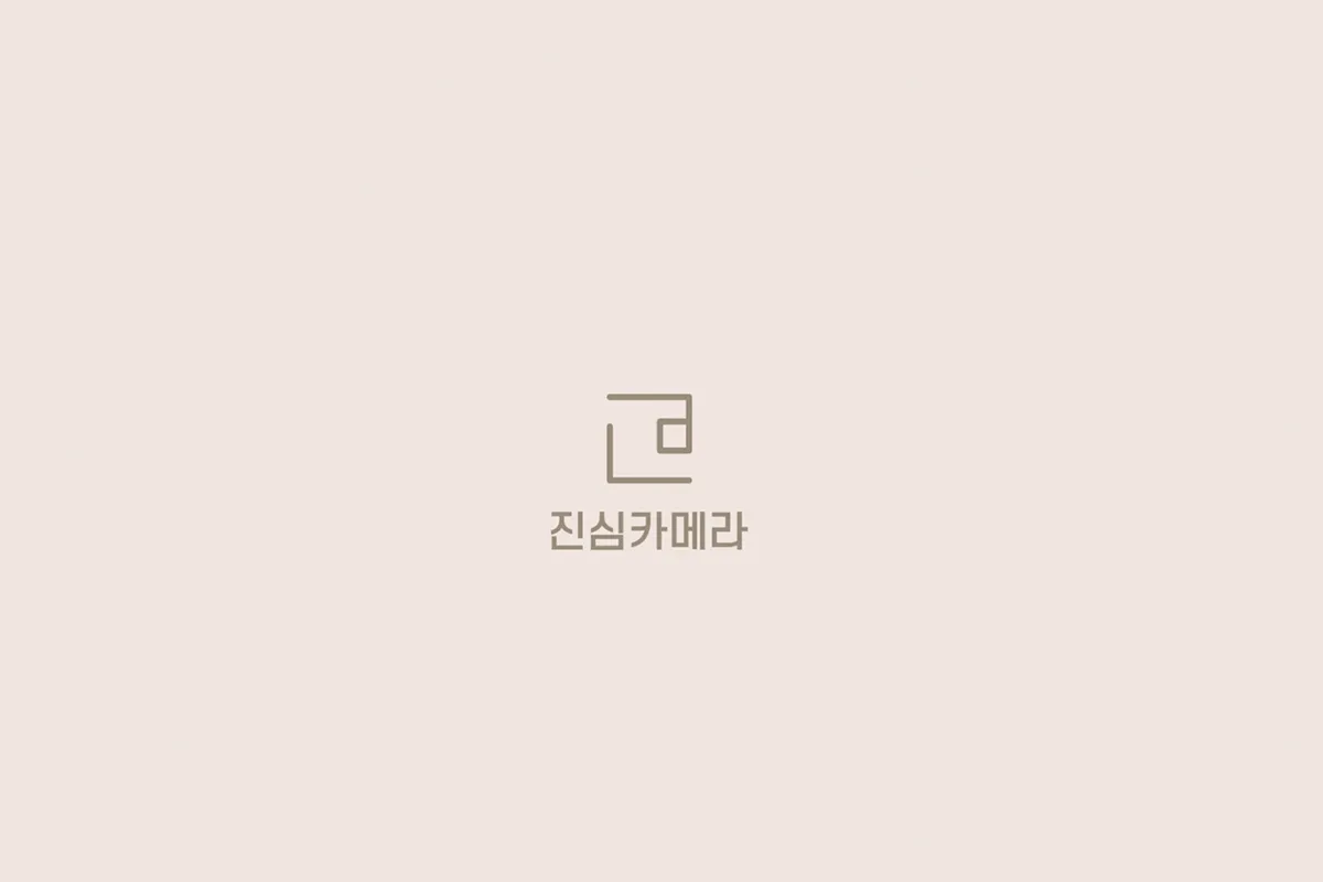 카메라 앞에 혼자 앉아 질문에 답하는 인물